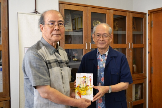 （左から）友利 廣 学長と中原 俊明 前学長