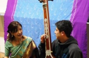 本学学生がインドの楽器に挑戦