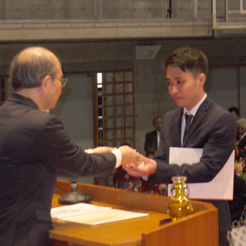 学長賞表彰を受ける照屋盛治さん