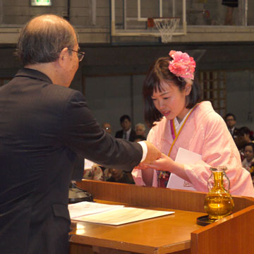 学長賞表彰を受ける翁長志帆さん