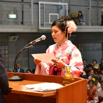 答辞を述べる卒業生代表 宮城杏寿さん