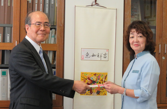 (左から)友利廣学長と外間なるみ取締役