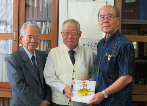 （左から）中村喜信牧師、神山繁實牧師、友利学長